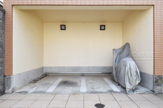 【駐車場】 | バイク置き場。空き区画の有無や駐輪料金、サイズおよび排気量規定などについては、改めてお問い合わせください。～即日のご見学可能～　お問合せはお気軽にどうぞ。