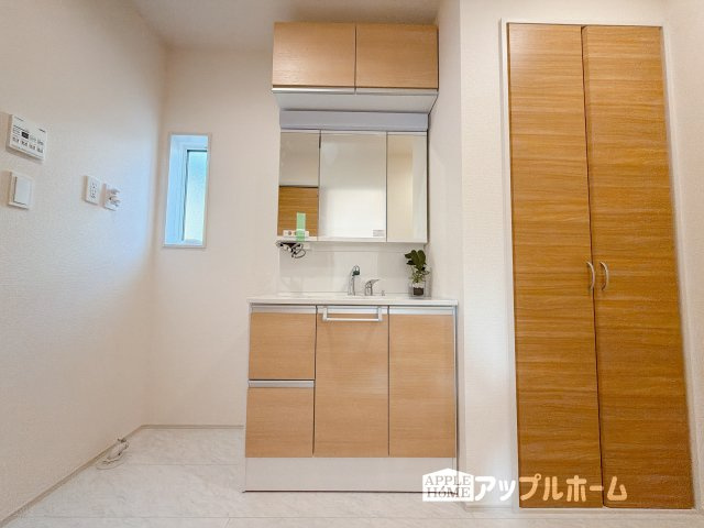 行田市持田4丁目の独立洗面台|暮らしを快適にする三面鏡仕様の洗面化粧台。収納力と機能性に優れた使いやすい設備で、忙しい朝の身支度もスムーズに♪