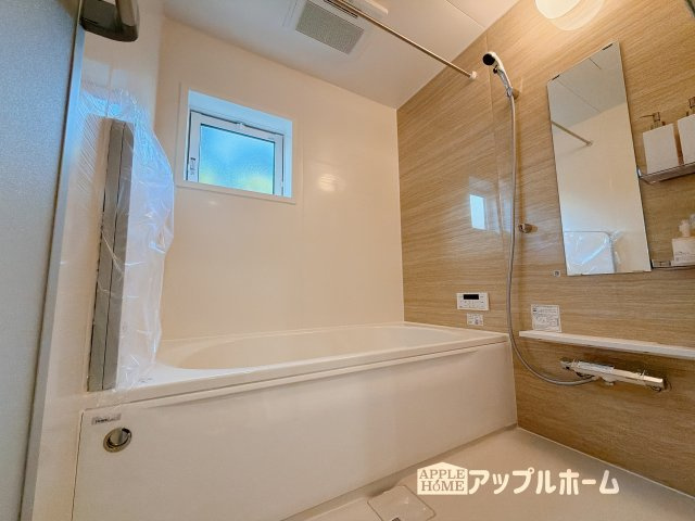 行田市持田4丁目の浴室|窓付きのバスルームは、採光もあり明るく気持ちの良い空間です。窓があることで、換気環境も良好。掃除もスムーズに出来ます