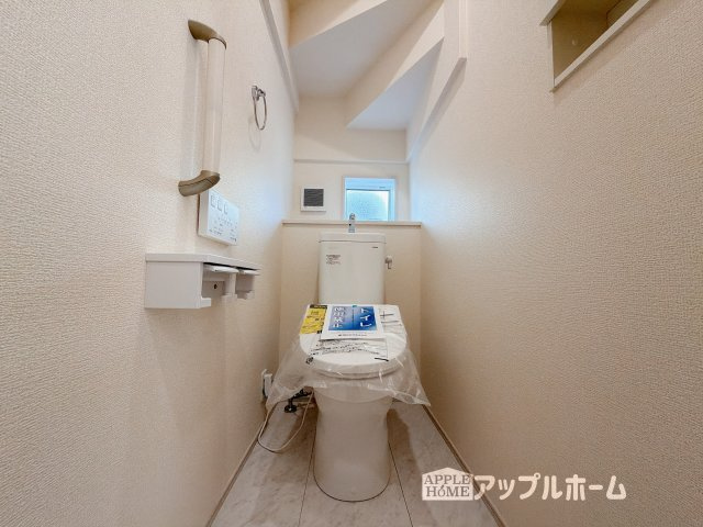 行田市持田4丁目のトイレ|白を基調とした清潔感のある明るい空間。温水洗浄便座付きで、毎日快適・清潔に使用できます。操作しやすい壁面リモコンを採用しています。