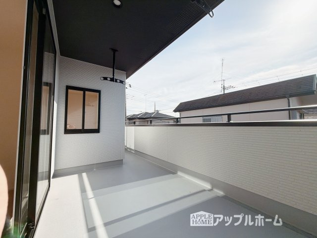 行田市持田4丁目のバルコニー|奥行を広めに取ったバルコニー♪家族分の洗濯物もしっかり干せます。日当たりも良く、毎日のお洗濯が楽しくなりそう♪