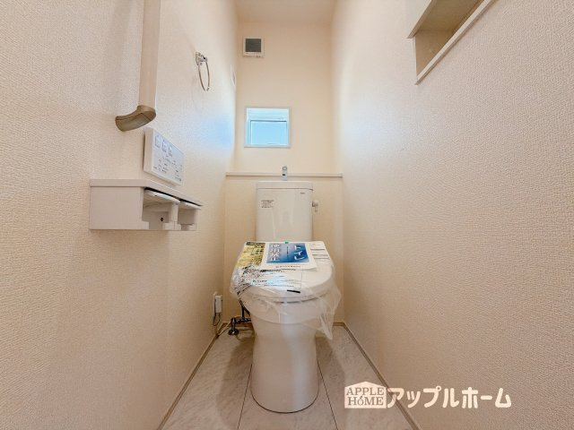 行田市持田4丁目のトイレ|白を基調とした清潔感のある明るい空間。温水洗浄便座付きで、毎日快適・清潔に使用できます。操作しやすい壁面リモコンを採用しています。