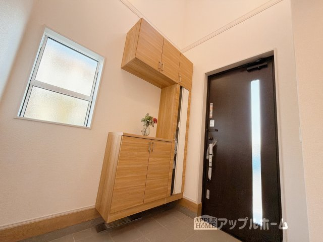 行田市持田4丁目の玄関|住まう人も来客も入った時にワクワクさせてくれるオシャレな玄関♪収納もたっぷりあるので、靴がたくさんあっても安心！