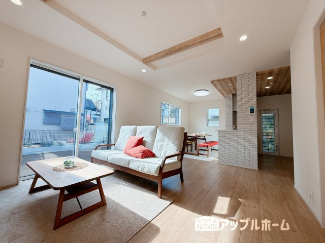 行田市持田4丁目の居間・リビング|広々リビング×対面キッチンで家族の会話も弾みます♪家族団らんの秘訣は間取りにあり☆夢のマイホームを一緒に叶えましょう！