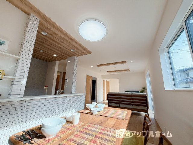 行田市持田4丁目の居間・リビング|広々リビング×対面キッチンで家族の会話も弾みます♪家族団らんの秘訣は間取りにあり☆夢のマイホームを一緒に叶えましょう！