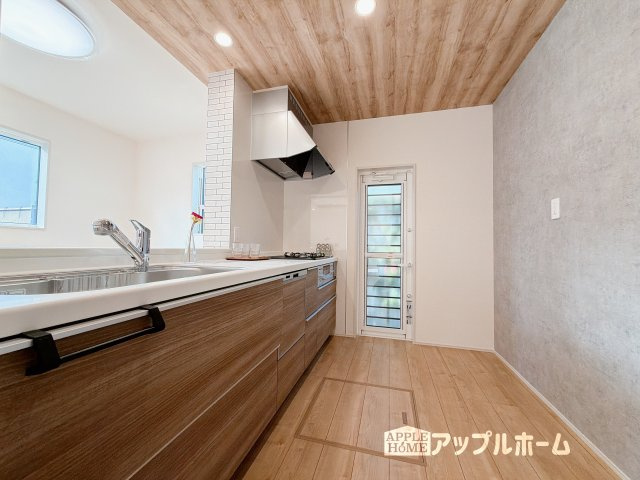 行田市持田4丁目のキッチン|キッチンから部屋中が見守れるので、小さなお子様がいるご家庭でも安心です。シンプル×ナチュラルな温かい空間は、どんなスタイルの家具も合わせやすいお部屋です。