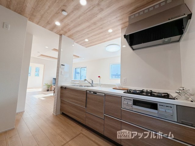 行田市持田4丁目のキッチン|キッチンからのママ目線はコチラ♪キッチンは開放感もありリビング全体が見渡せますね♪広くて明るいキッチンは大変使いやすくなっております。