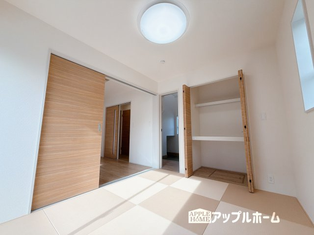 行田市持田4丁目の和室|押入れ付きの和室は、収納スペースが豊富で部屋全体がすっきりと片付きやすいのが特徴です。衣類や荷物を整理しやすく、生活感を抑えた洗練された空間を保てます。