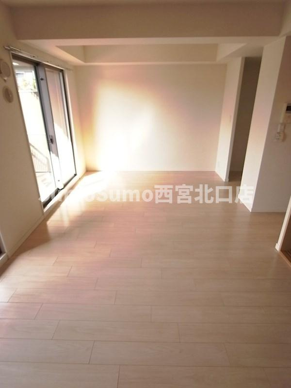 甲子園三番町ハイツの居間・リビング