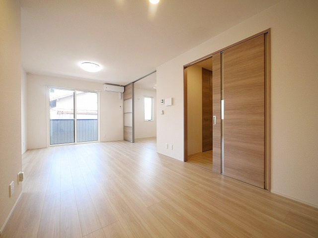 Villa Calmaの居間・リビング|こちらのリビングで趣味の時間をお楽しみください