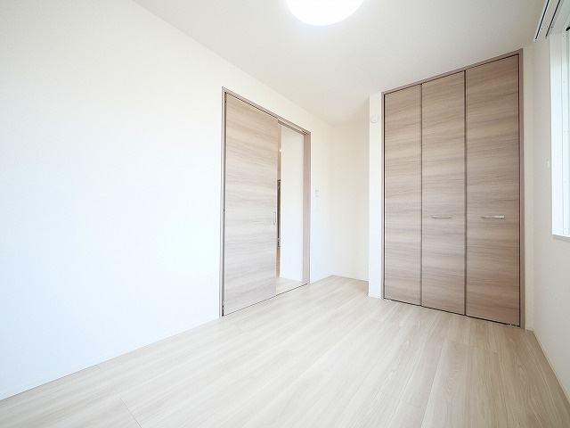 Villa Calmaの寝室|落ち着いて過ごせるお部屋なので、寝室にいかがでしょうか