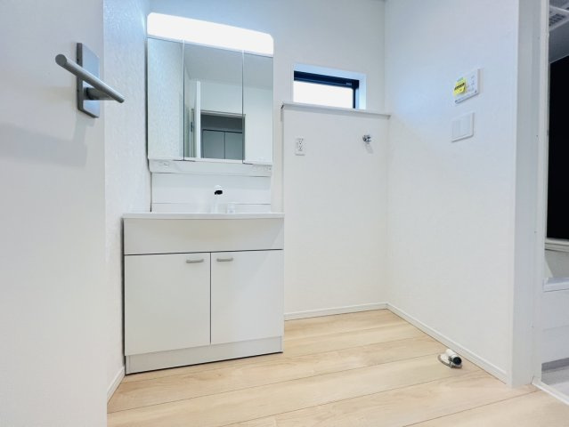 碧南市鴻島町四丁目81番1、81番2『仲介手数料無料』新築戸建ての独立洗面台