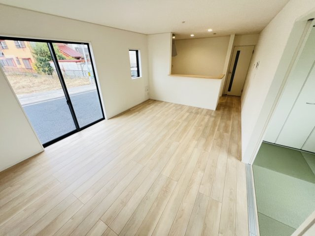 碧南市鴻島町四丁目81番1、81番2『仲介手数料無料』新築戸建ての居間・リビング