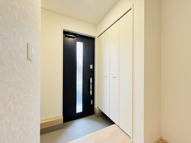 碧南市鴻島町四丁目81番1、81番2『仲介手数料無料』新築戸建ての玄関