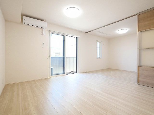 Villa Calmaの居間・リビング|こちらのリビングで趣味の時間をお楽しみください