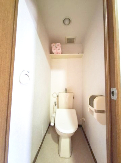 シティパル岳美　静岡市葵区岳美のトイレ|上部に棚があるのでトイレットペーパーや小物などスッキリ片づけられますね♪