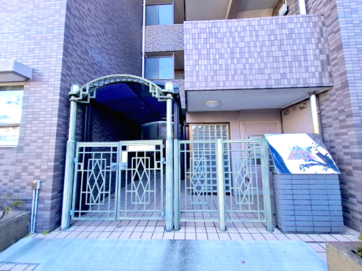 シティパル岳美　静岡市葵区岳美|おしゃれなアイアン風の門扉があるエントランス。外壁タイルと相まって素敵な雰囲気のエントランスです！