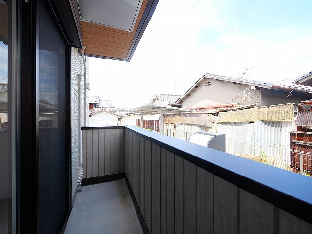 Villa Calmaのバルコニー|外からの目が気にならないバルコニーで洗濯物が干せます