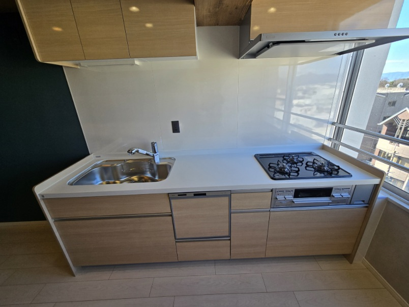 プランタンビルのキッチン|3口ガスコンロのシステムキッチンです。