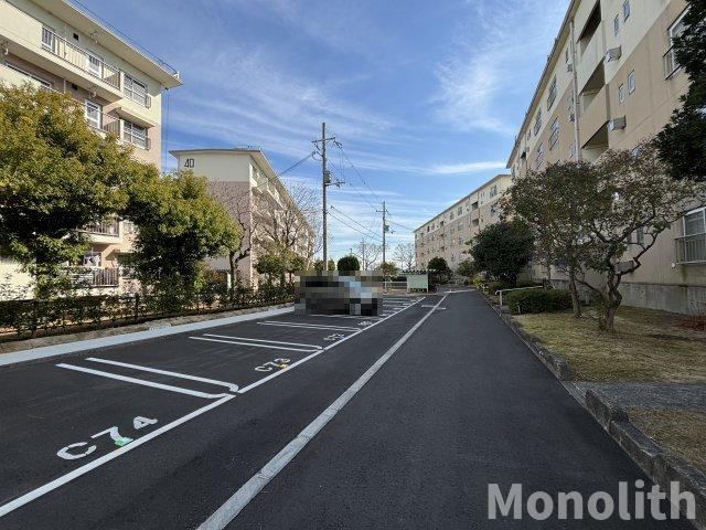 和泉市鶴山台２丁目の賃貸マンションの駐車場
