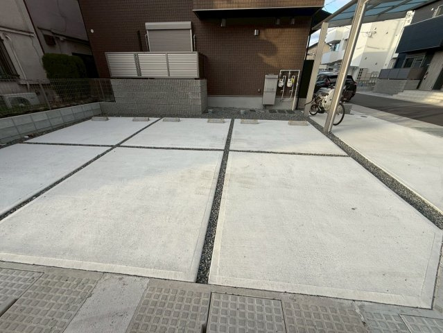 ソレイユビセレクト法蓮町ＩＩの駐車場