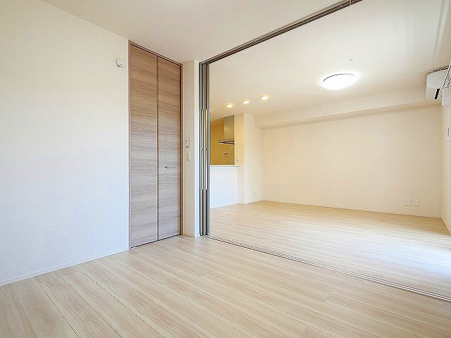Villa Calmaの洋室|落ち着いた色調の洋室です