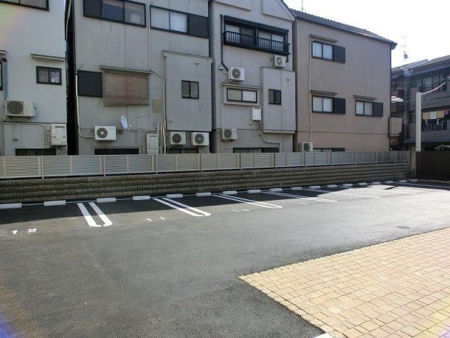 シャーメゾンコンフォート八戸ノ里B棟の駐車場