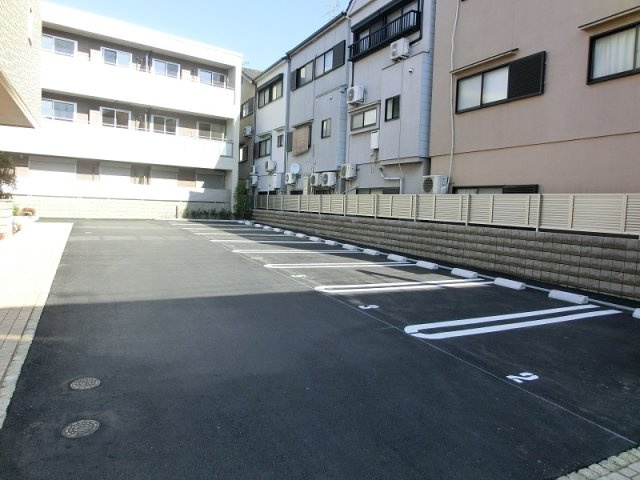 シャーメゾンコンフォート八戸ノ里B棟の駐車場