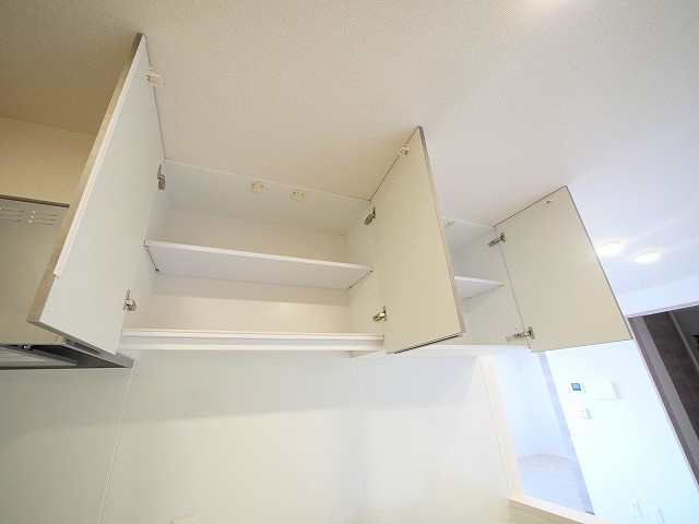 Villa Calmaのキッチン|キッチン上部には収納があります