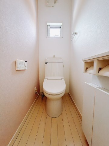 【中古戸建】桐生市新里町大久保のトイレ|■トイレ｜トイレは1・2階それぞれにシャワー付きトイレを完備。朝夕の忙しい時ほど、家族のトイレ時間がかぶるもの。トイレが2箇所にあると時短にも繋がり便利です。