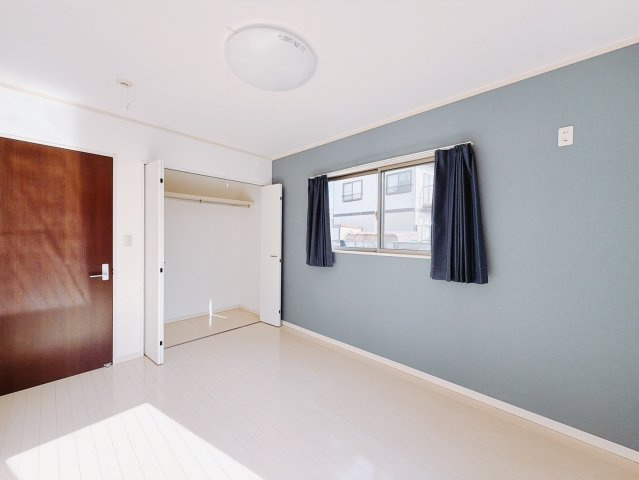 【中古戸建】桐生市新里町大久保の洋室|■1階洋室｜ゆとりのある洋室は、ご夫婦の主寝室にしても良し、贅沢なお子さま部屋にしても良いですね。