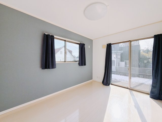 【中古戸建】桐生市新里町大久保の洋室|■1階洋室｜アクセントクロがスホテルのような落ち着いた空間を演出♪南向きなので陽当りも良く、朝は爽やかな陽射しがお部屋を包みます☆