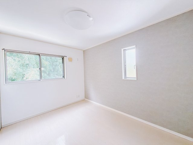 【中古戸建】桐生市新里町大久保の洋室|■2階洋室｜各居室にたっぷりと収納スペースを設置。ホワイト色とグレー色のクロスとナチュラルなフローリングが落ち着く雰囲気を演出する居室です。