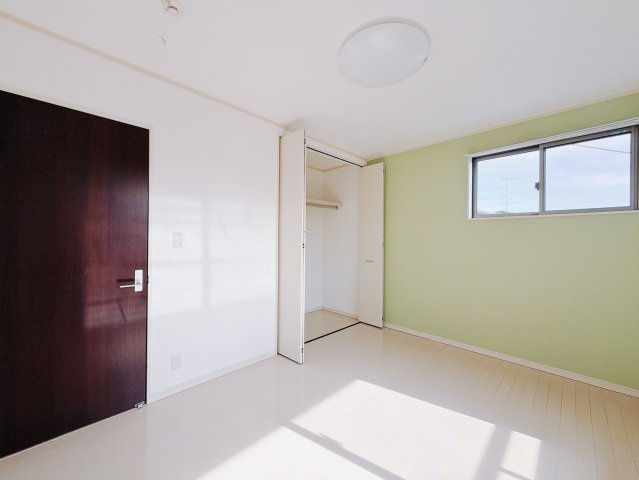【中古戸建】桐生市新里町大久保の洋室|■2階洋室｜大きな収納があるのでいつでも部屋がすっきりと片付きます*。