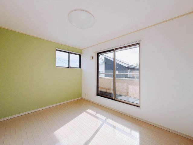 【中古戸建】桐生市新里町大久保の洋室|■2階洋室｜バルコニーにも出られる2階の一室♪お勉強などに疲れたら気晴らしもできますね♪収納も大容量で、お部屋がいつでもスッキリ片付きます。