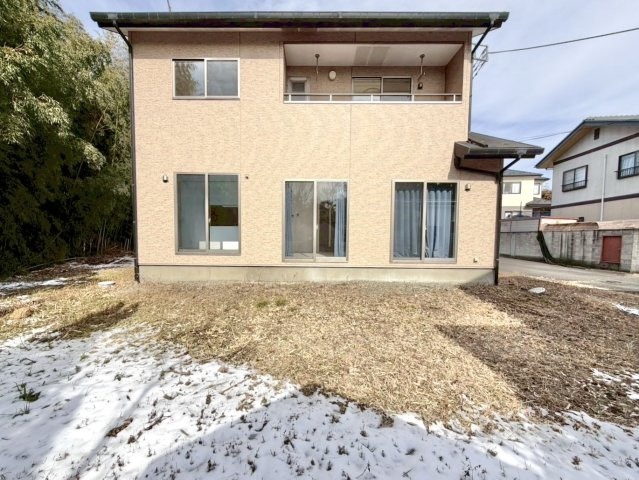 【中古戸建】桐生市新里町大久保の外観|■外観｜お子様が遊んでいても中から様子が分かり安心です。