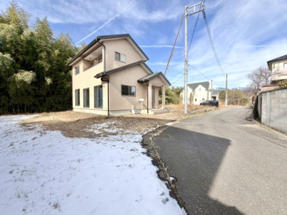 【中古戸建】桐生市新里町大久保の前面道路含む現地写真|■外観｜道路幅にゆとりがあることで駐車もしやすく、来客時や複数台利用の際にもストレスを感じにくいのが魅力の一つです♪