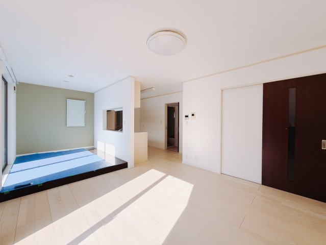 【中古戸建】桐生市新里町大久保の居間・リビング|■リビング｜明るく開放的なリビングダイニング。お友達やご親戚を招いて、賃貸では出来なかったホームパーティーができます。