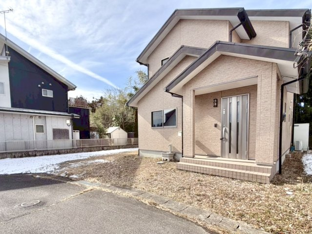 【中古戸建】桐生市新里町大久保の外観|■外観｜庭付き一戸建てならお子様やペットが走り回っても大丈夫！伸び伸びと遊び、過ごすことができます。住宅街の中でも圧迫感が少なく、のびのびとした暮らしが叶う立地となっています♪
