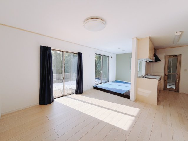 【中古戸建】桐生市新里町大久保の居間・リビング|■リビング｜日差しがたっぷり差し込むリビングで家族団らんのひと時を…