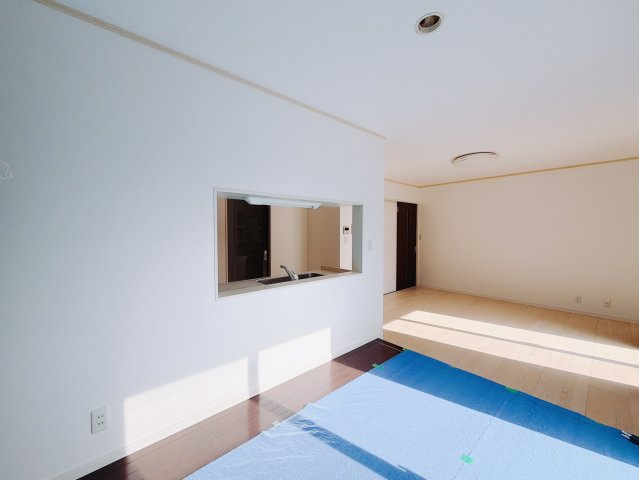 【中古戸建】桐生市新里町大久保の居間・リビング|■リビング｜キッチンから家族の様子を見られる仕様です。