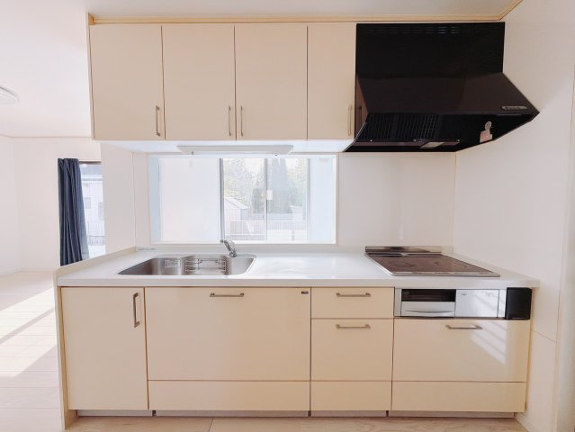 【中古戸建】桐生市新里町大久保のキッチン|■キッチン｜ワークトップ下には、圧力鍋やパスタ鍋などのかさばる調理器具もラクラク収納可能な！ものが溢れがちなキッチン回りもスッキリきれいに管理ができます♪