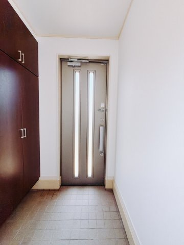 【中古戸建】桐生市新里町大久保の玄関|■玄関｜靴で溢れてしまうご家庭でも安心の大きさがある下駄箱。仕切り板を外せば、ブーツや長靴も余裕でしまえます♪