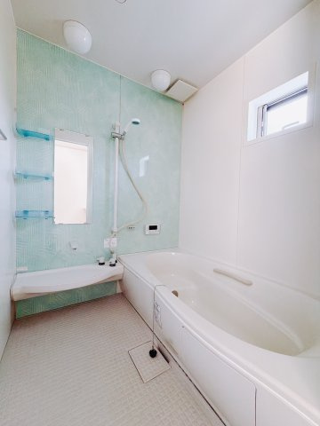 【中古戸建】桐生市新里町大久保の浴室|■浴室｜お子様やご年配の方にも負担のかからないエコベンチ浴槽。足を伸ばしてゆっくりお風呂タイム♪