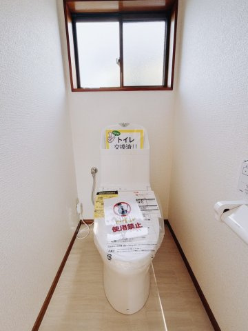 【中古戸建】桐生市新里町山上のトイレ|■トイレ｜自然光が入る落ち着いた空間で1階と2階にトイレがございます♪ついつい長居してしまいますね♪