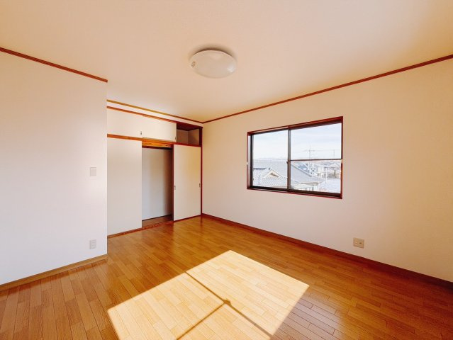 【中古戸建】桐生市新里町山上の洋室|■洋室｜シンプルで使い勝手が良く、長く快適にお使いいただける空間です♪家具の配置がしやすく、お好みのレイアウトをお楽しみいただけます♪