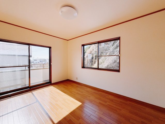 【中古戸建】桐生市新里町山上の洋室|■洋室｜バルコニーにも出られる2階の一室♪お勉強などに疲れたら気晴らしもできますね♪収納も大容量で、お部屋がいつでもスッキリ片付きます＊。