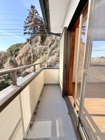 【中古戸建】桐生市新里町山上のバルコニー|■バルコニー｜あたたかな陽のひかりを浴びることのできるバルコニー。お洗濯物やお布団を干せば、家族みんなが気持ちよく暮らすことができます(*^^*)