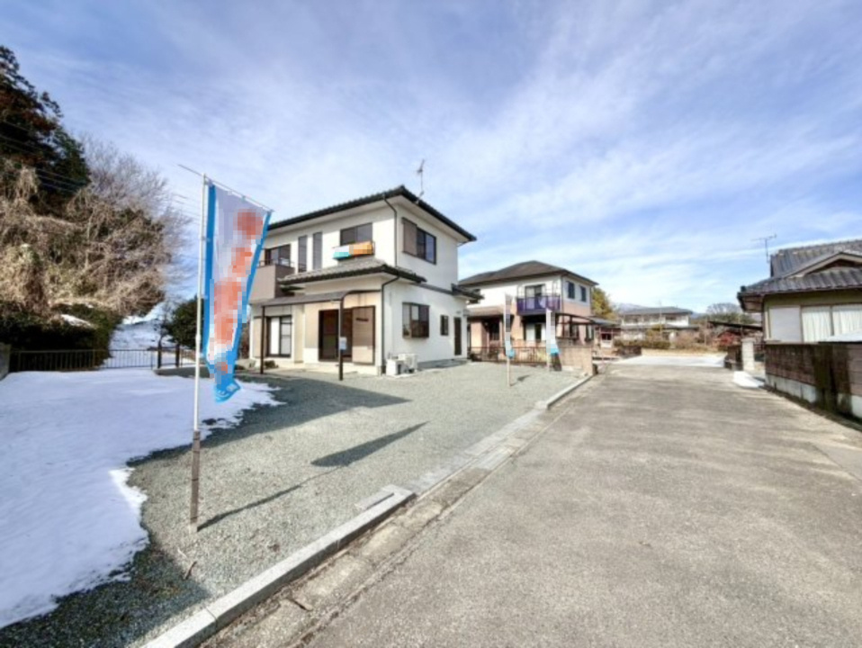 【中古戸建】桐生市新里町山上の前面道路含む現地写真|■外観