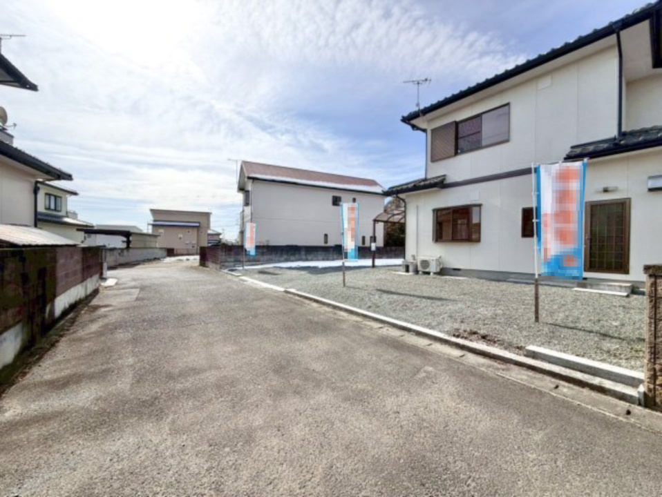 【中古戸建】桐生市新里町山上の前面道路含む現地写真|■外観｜前面道路が広く見渡しが良いため、車の出入りやすれ違いもスムーズで日々の運転も安心して行えます♪
